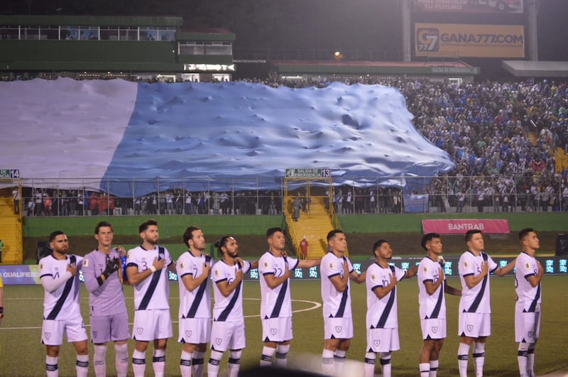 Así se vivió la victoria de Guatemala 4-2 a República Dominicada en el estadio Cementos Progreso. Foto: Kenneth Monzón