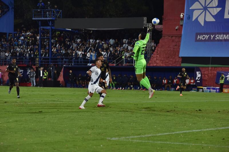"Lelito" Santis intentó un "sombrerito" sin certeza. Foto: Stanley Herrarte
