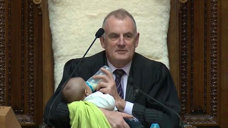 FOTOS. Presidente del Parlamento de Nueva Zelanda alimenta a bebé en pleno debate