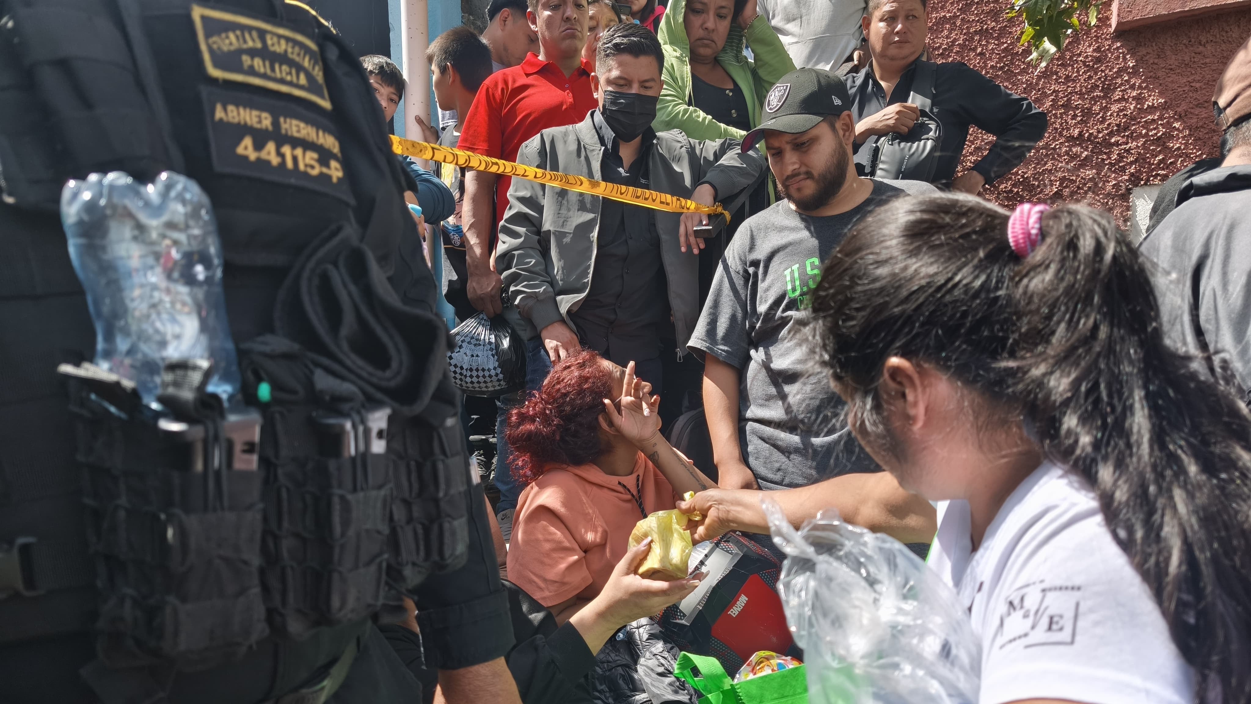 Vecinos se unen para dar alimentos a familiares y rescatistas.