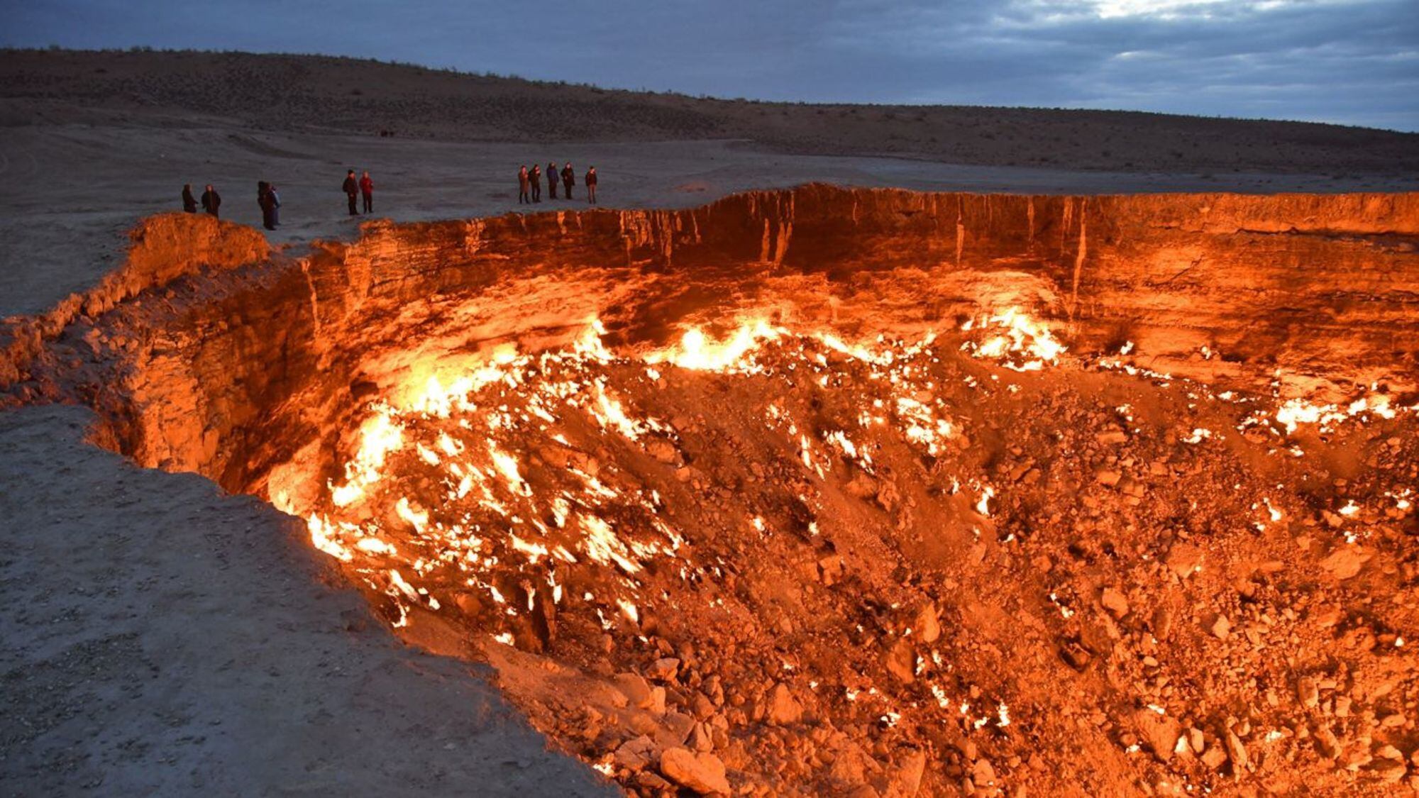 Es un cráter de gas ubicada en el desierto de Karakum, Turkmenistán.