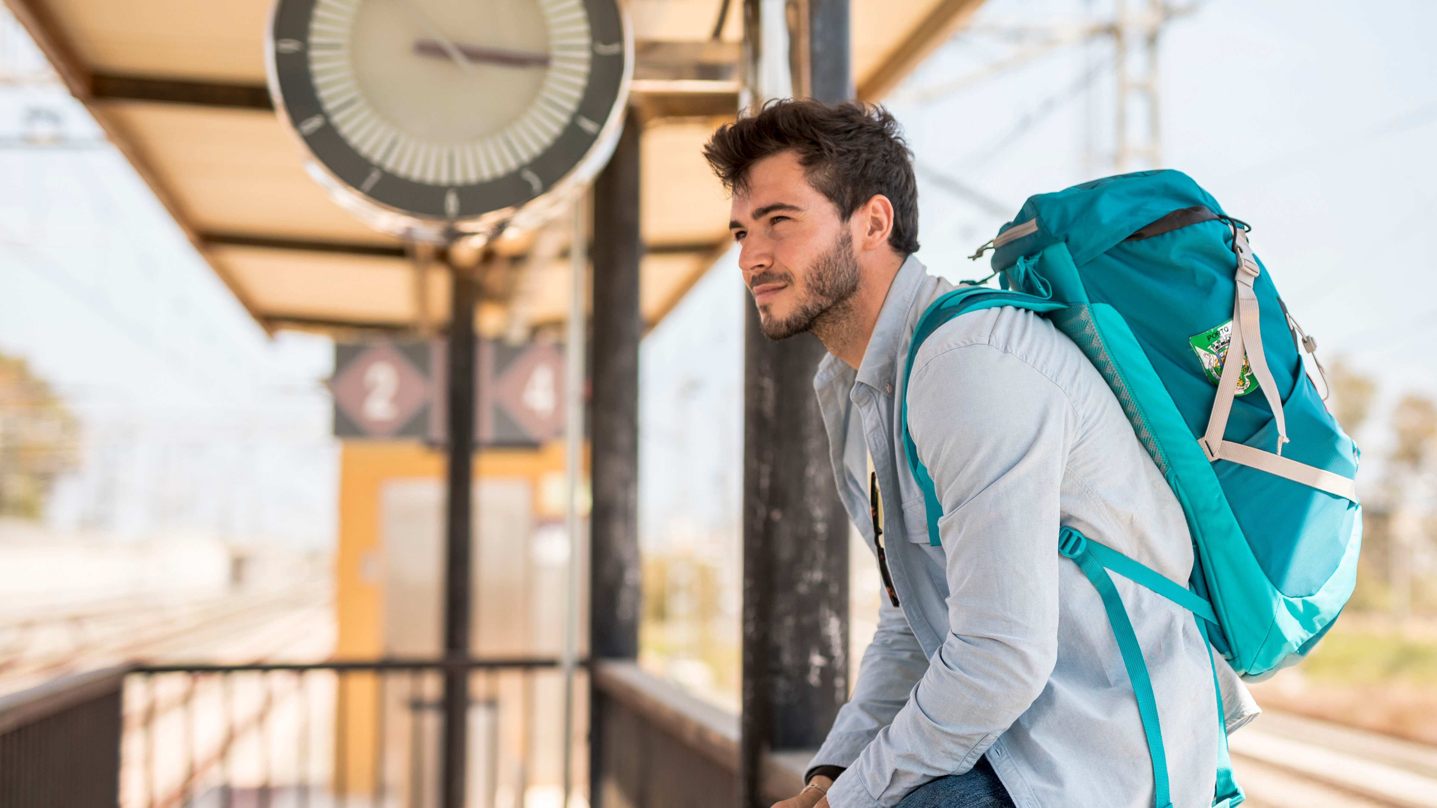 Aprender a ahorrar para un viaje puede convertirse en un proceso emocionante y estimulante. No sólo te acercará un poco más a las vacaciones de tus sueños, además, te ayudará a crear hábitos de ahorro para diferentes proyectos y situaciones. Foto: Freepik.