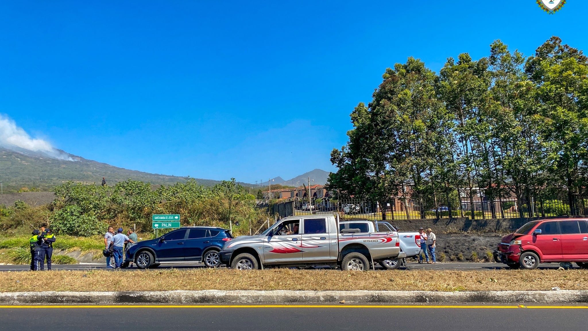 Incendio forestal estaba activo a un costado de la carretera.