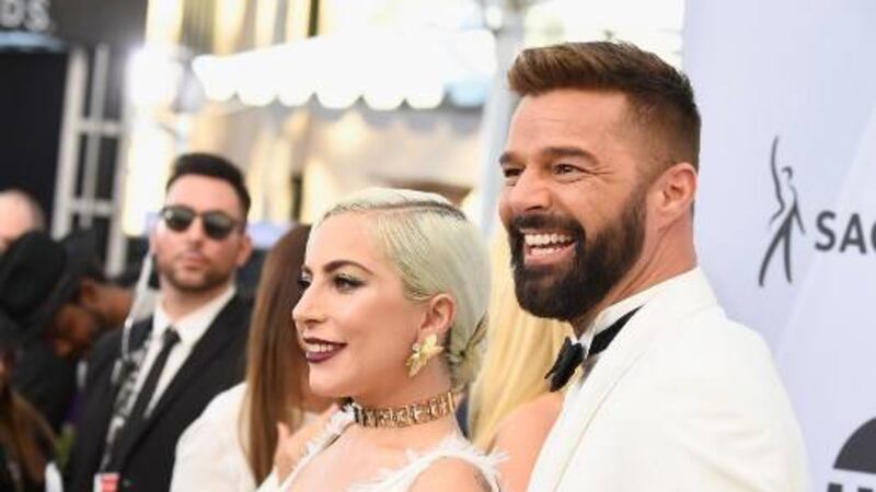 El divertido baile de Lady Gaga y Ricky Martín en la alfombra plateada de los SAG Awards
