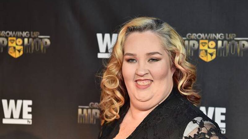 Mama June luce espectacular en su primera alfombra roja después de bajar más de 300 libras