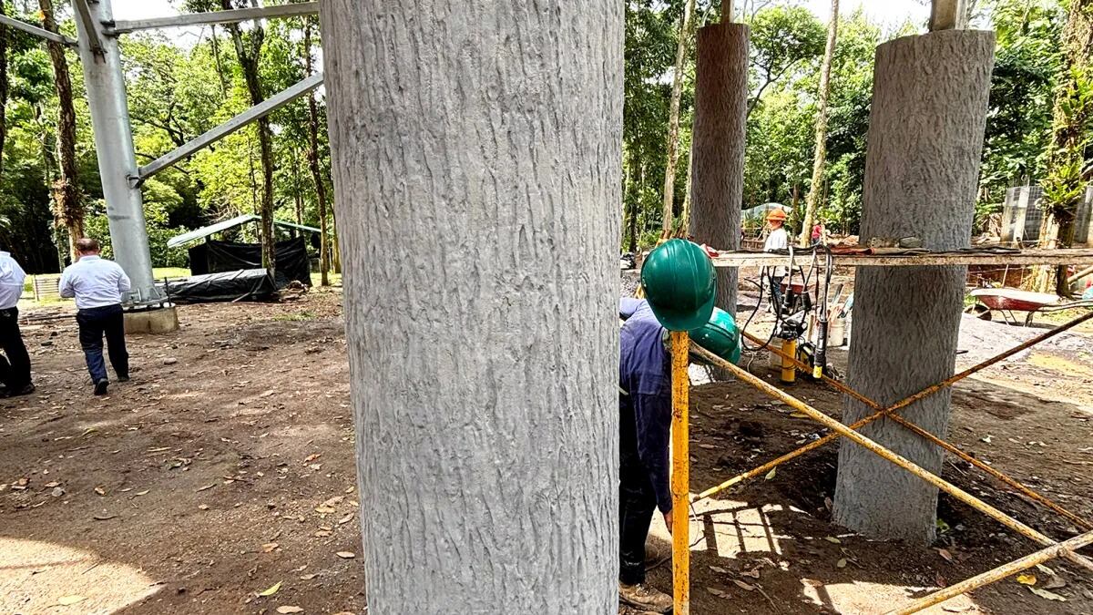 Un vistazo a la expansión de Xocomil. Las columnas de soporte junto al agua están diseñadas para asemejarse a troncos de árboles. Foto: IAPAA