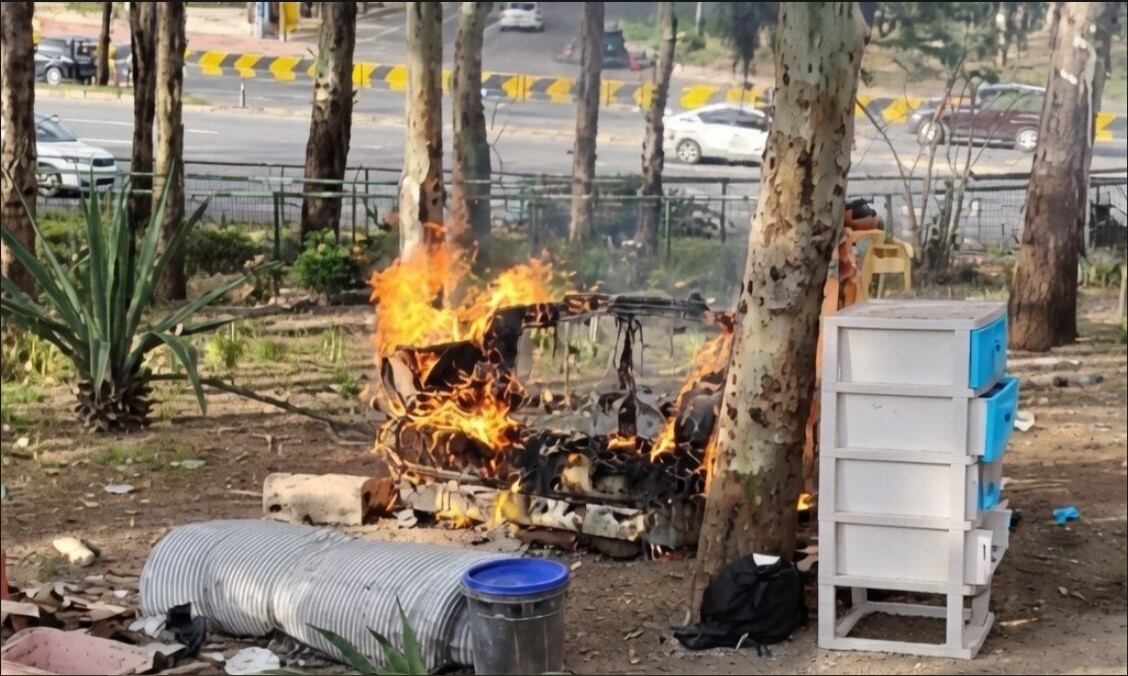 Personas en situación de calle incendian muebles en zona 11