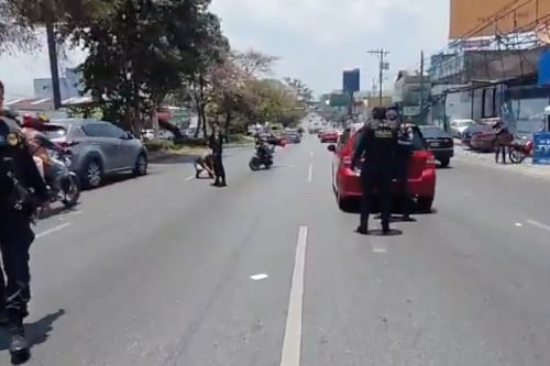 Tráfico afecta rutas de la ciudad por ataque armado contra conductor en la calzada Roosevelt