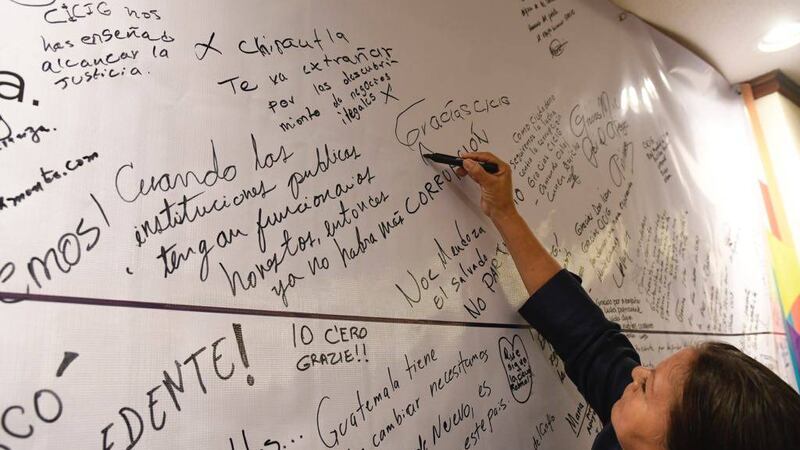 Guatemaltecos despiden a CICIG con mensajes de agradecimiento a su lucha contra la corrupción