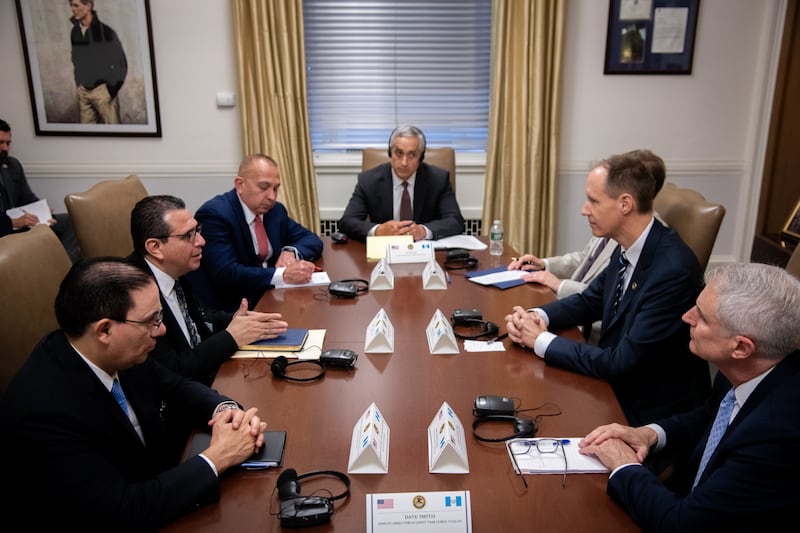 El juez Marco Villeda, ministro de Gobernación, junto con el fiscal general, Gabriel García Luna, sostienen reunión con representantes de Justicia en Washington.