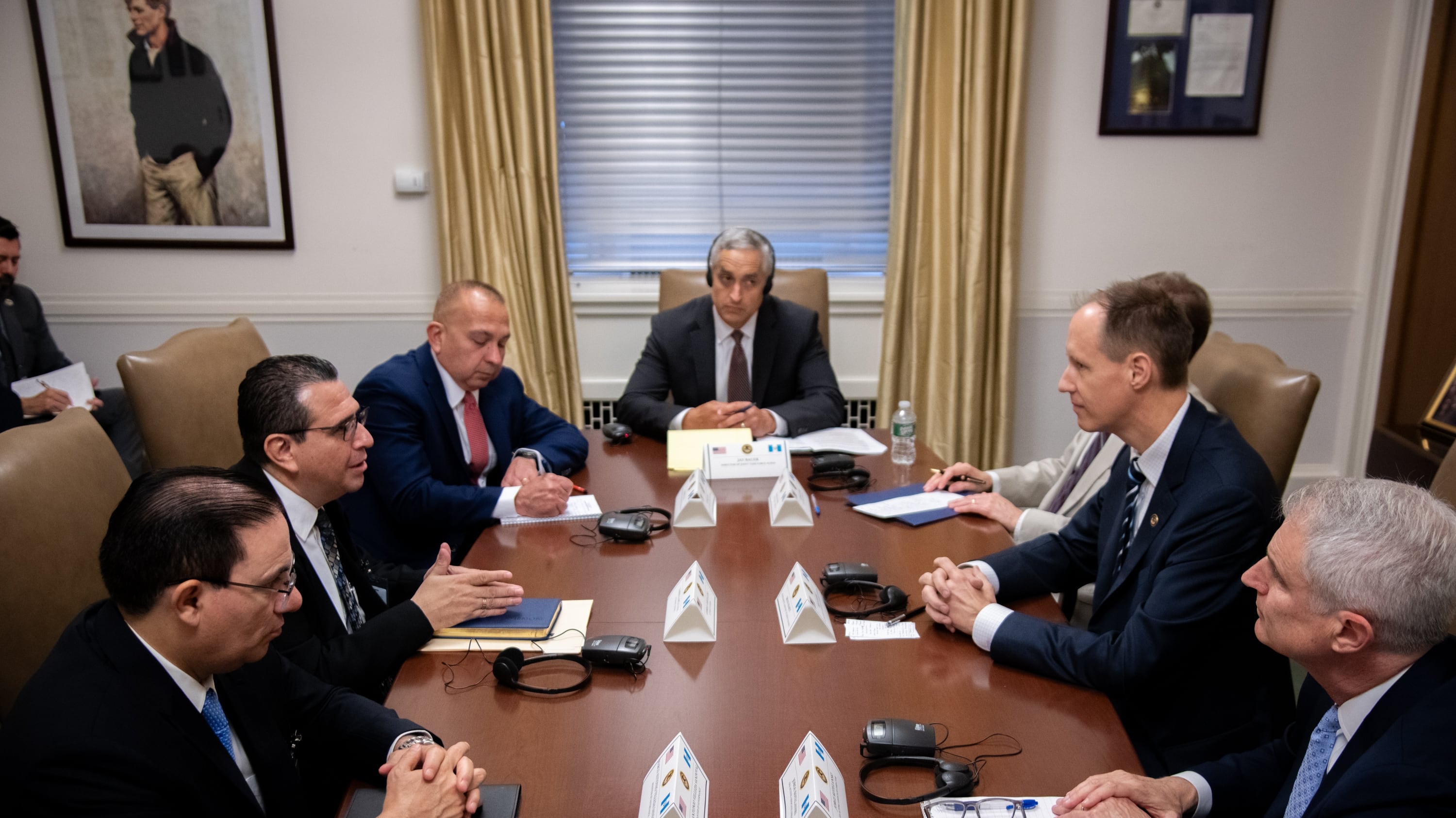 El juez Marco Villeda, ministro de Gobernación, junto con el fiscal general, Gabriel García Luna, sostienen reunión con representantes de Justicia en Washington.