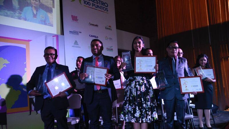 Maestros reciben 100 puntos por buenas prácticas en la educación