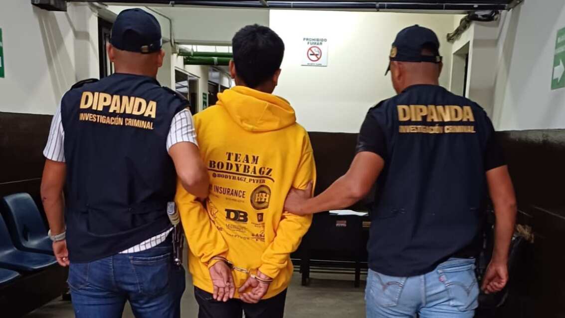 Los investigadores utilizaron un paquete que simulaba dinero para detener al presunto extorsionista. Foto PNC