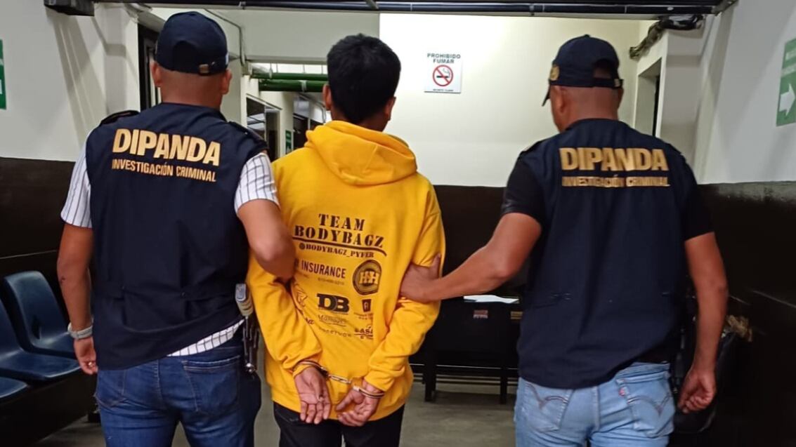 Los investigadores utilizaron un paquete que simulaba dinero para detener al presunto extorsionista. Foto PNC