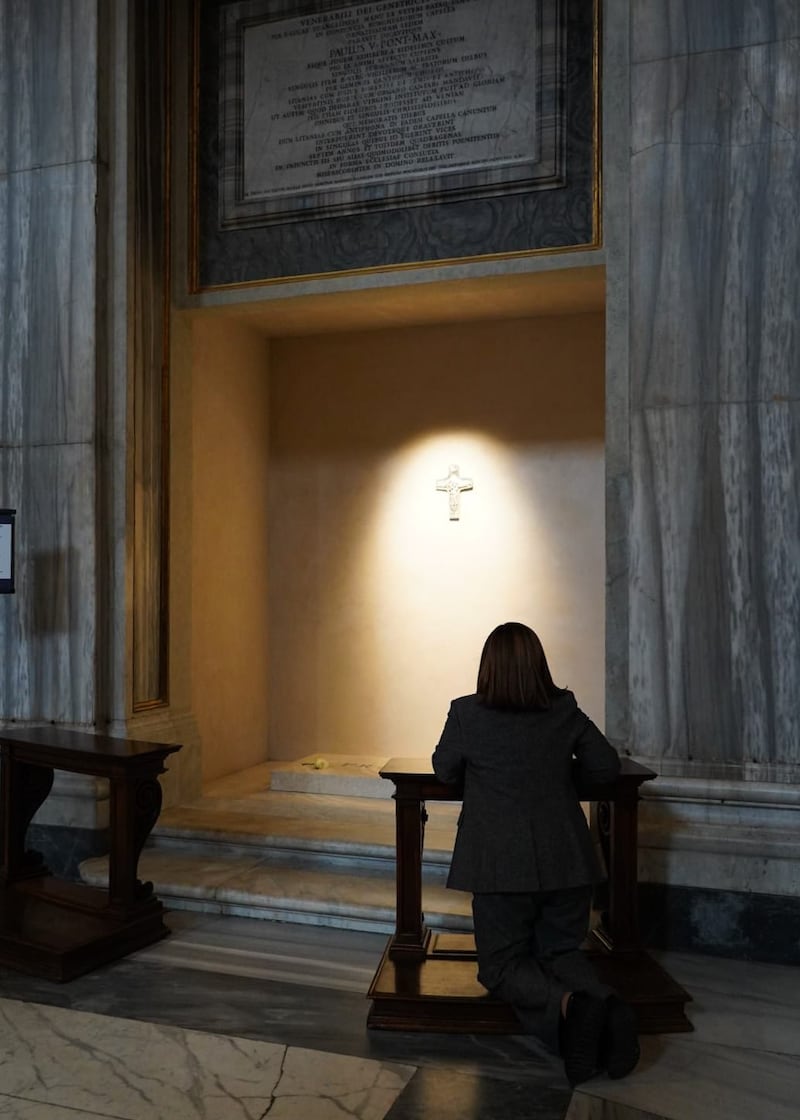 Vicepresidenta Karin Herrera visita tumba del papa Francisco en el Vaticano.