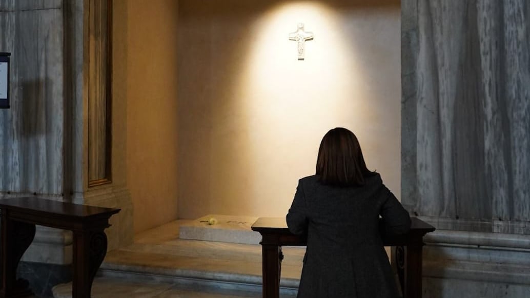 Vicepresidenta Karin Herrera visita tumba del papa Francisco en el Vaticano.