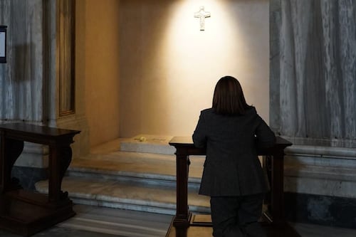 Vicepresidenta Karin Herrera visita tumba del papa Francisco