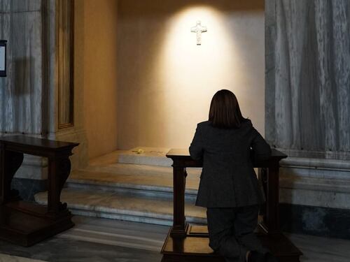 Vicepresidenta Karin Herrera visita tumba del papa Francisco