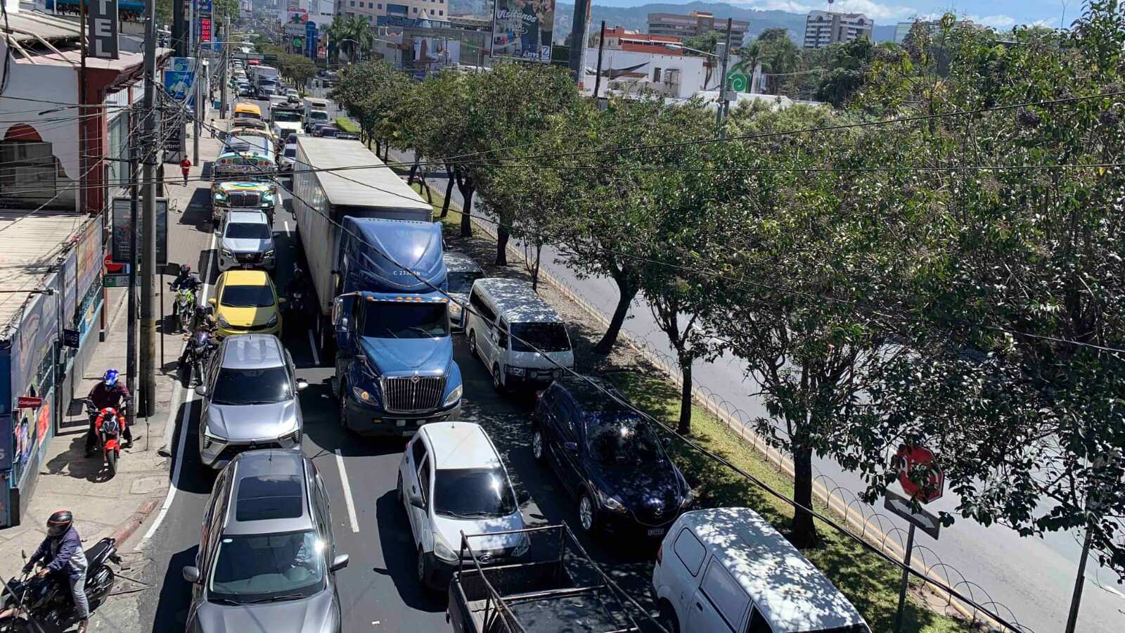El intenso tráfico se debe a las Elecciones del Colegio de Abogados que se realiza en 9 avenida 16 calle Club de Oficiales zona 13.