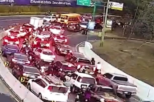 Tránsito colapsado en carretera a El Salvador por diligencias tras fallecimiento