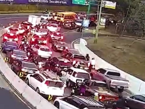 Tránsito colapsado en carretera a El Salvador por diligencias tras fallecimiento