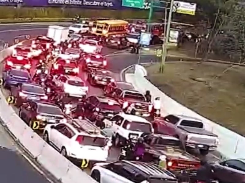 Tránsito colapsado en carretera a El Salvador por diligencias tras fallecimiento