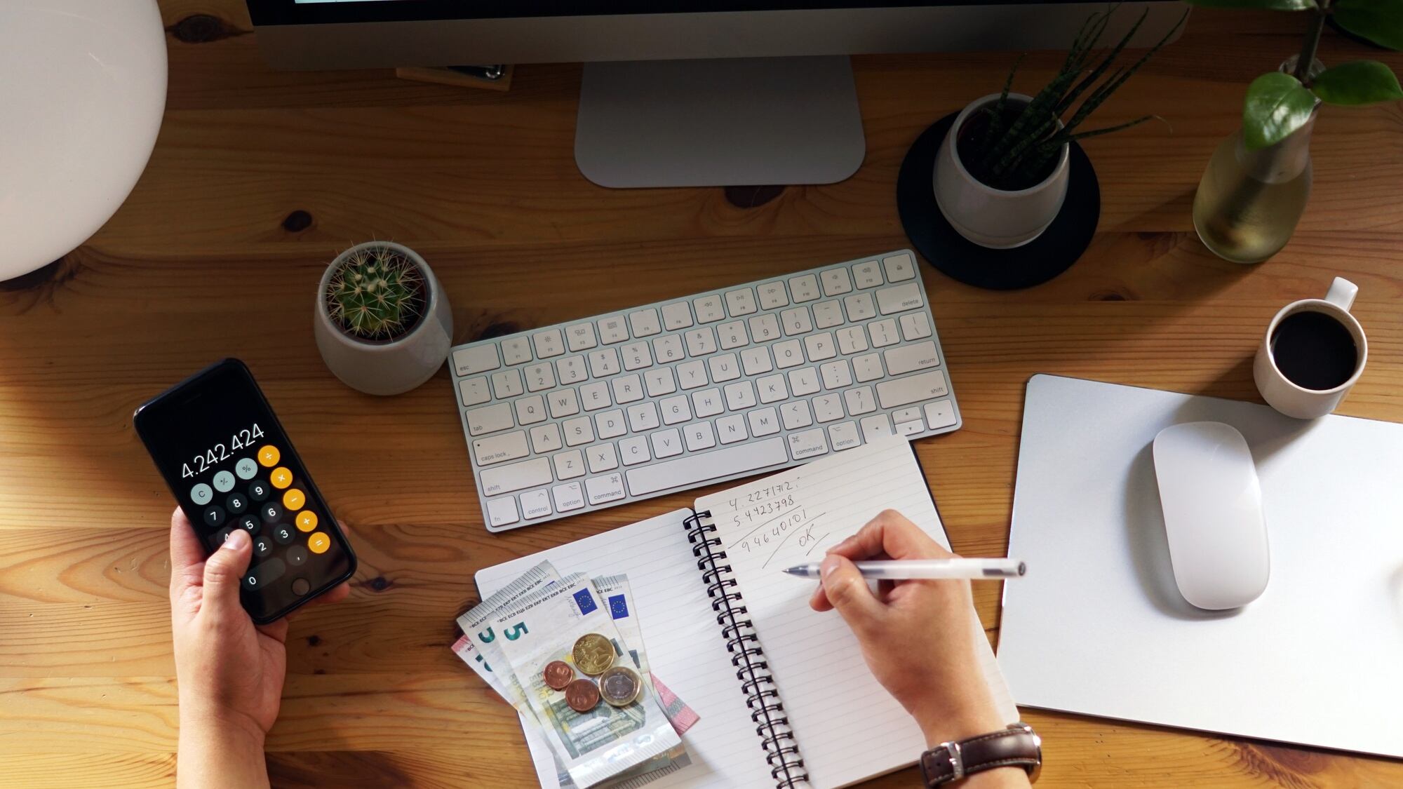 Desarrollar buenos hábitos financieros es crucial para tus planes a corto, mediano y largo plazo; especialmente para tu retiro y para afrontar gastos imprevistos. Foto: Freepik.