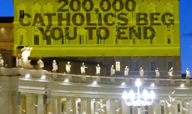 Vaticano, de noche… y con mensaje
PETA proyecta frases como “Las corridas de toros son pecado” y “¿Qué haría Jesucristo?” en la Santa Sede.