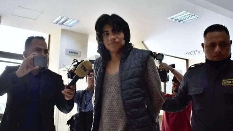 Perfil siembra dudas entre los internautas por la similitud con el conductor del accidente en el centro comercial