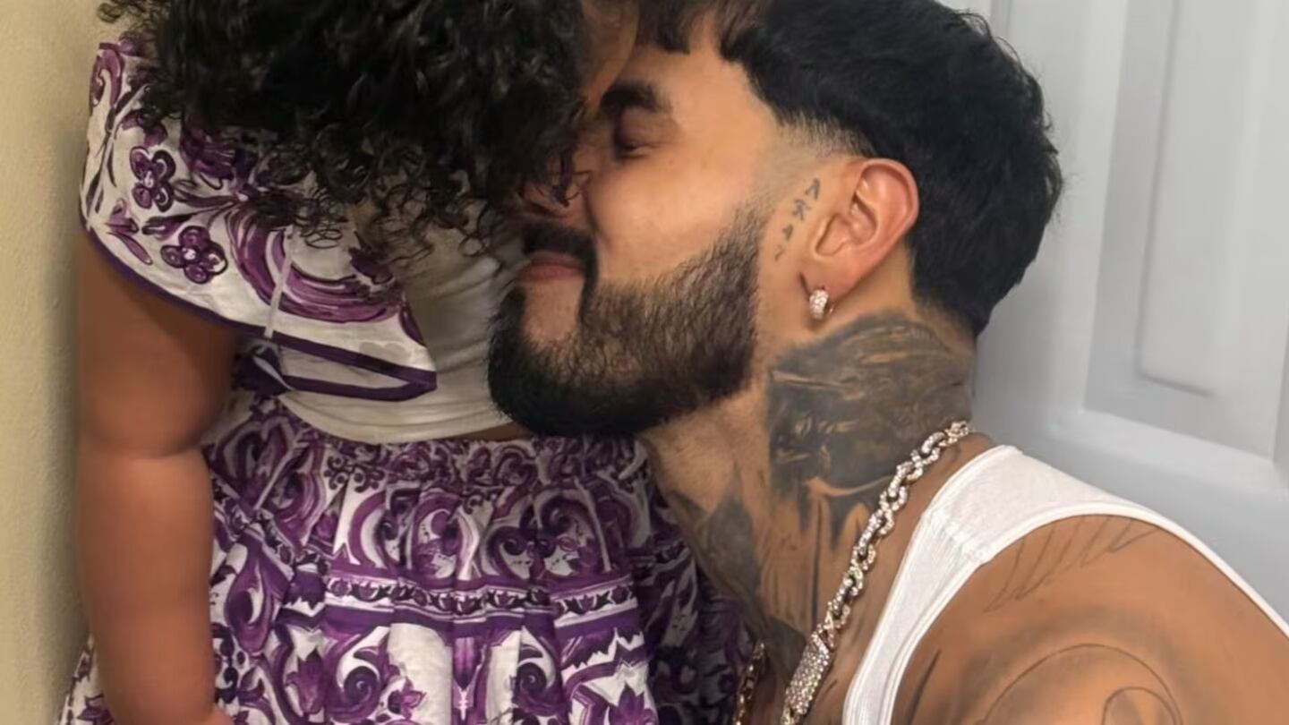 Anuel AA y su hija Cattleya Anuel AA compartiendo con su hija Cattleya, luego de su concierto en el Estadio Quisqueya Juan Marichal, en Santo Domingo (República Dominicana). (Captura de pantalla )