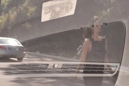 Video: conductores alertan por mujer caminando entre carriles en ruta al Pacífico