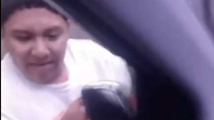 El conductor señala que el agresor se encuentra en estado de ebriedad.