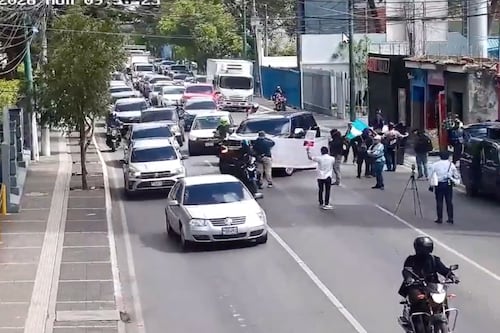 Manifestantes bloquean importante ruta de la zona 10