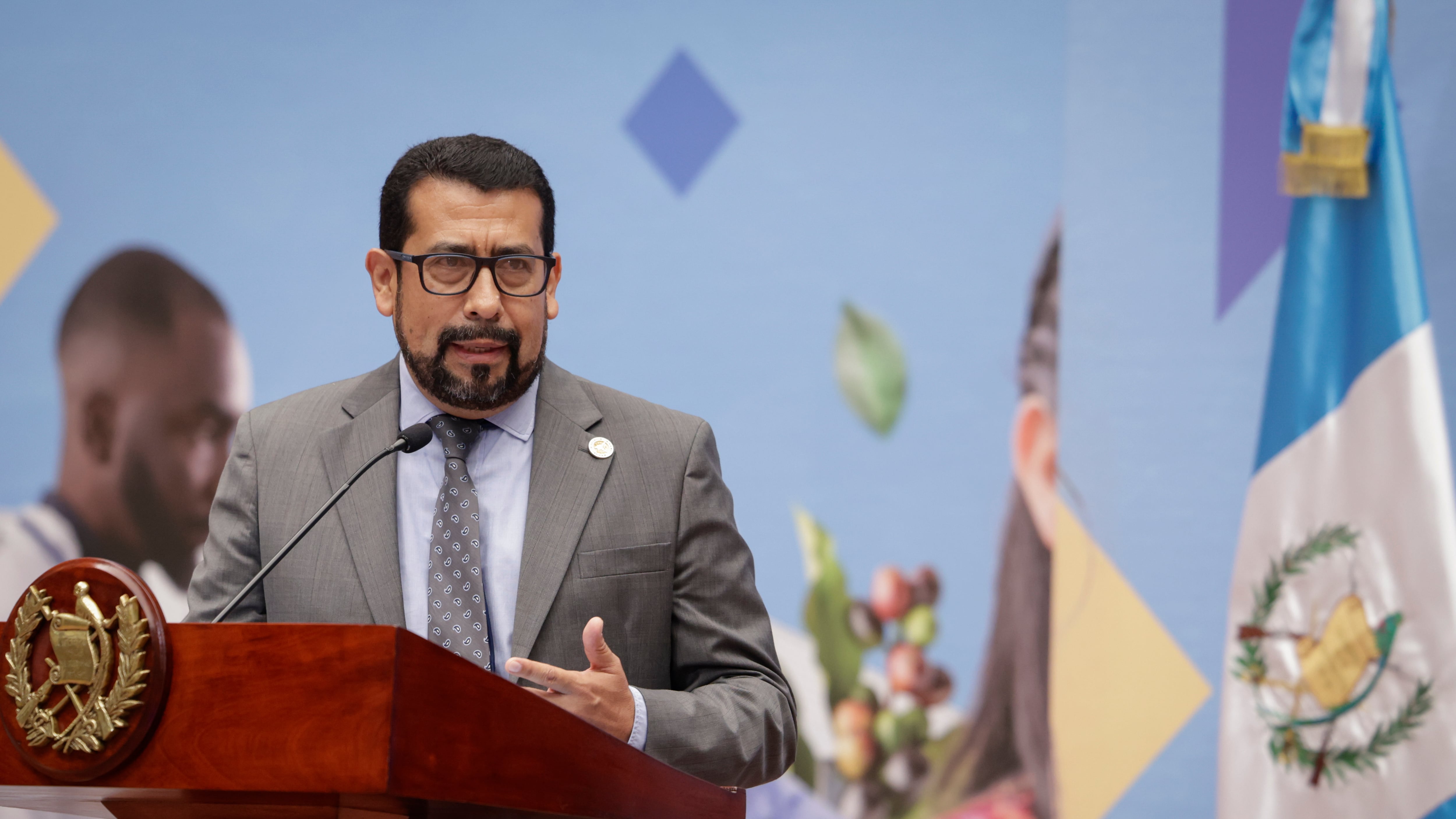 Francisco Cabrera, ministro de Educación en funciones, asegura que 300 mil niños han sido afectados por los paros de labores. Foto: Mineduc.