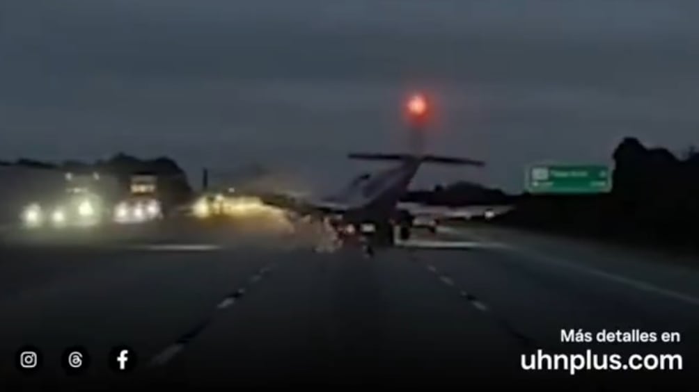 Video muestra el momento en que una avioneta se estrella contra un vehículo mientras aterrizaba