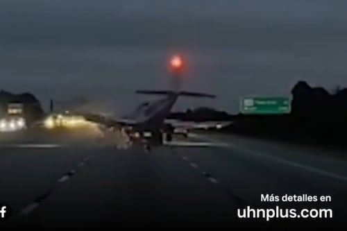 VIDEO. Así fue el aterrizaje de emergencia de una avioneta en carretera de Florida