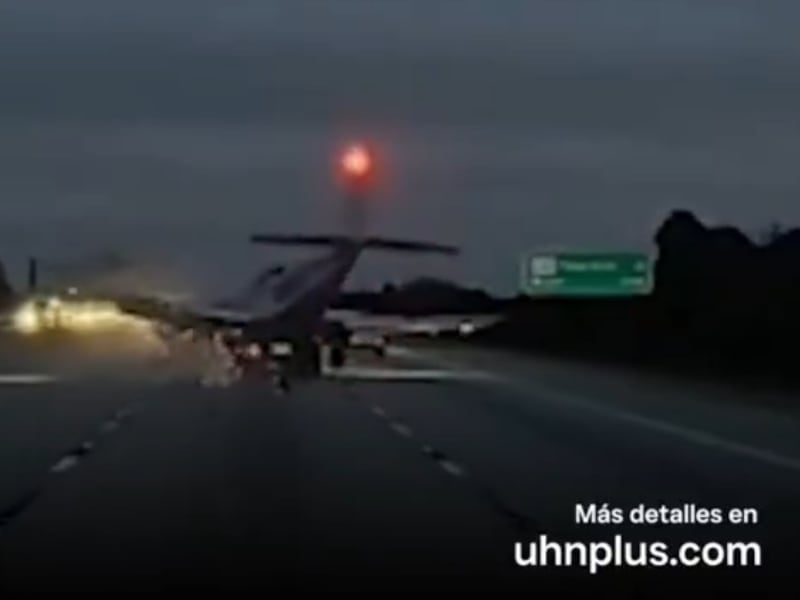 VIDEO. Así fue el aterrizaje de emergencia de una avioneta en carretera de Florida