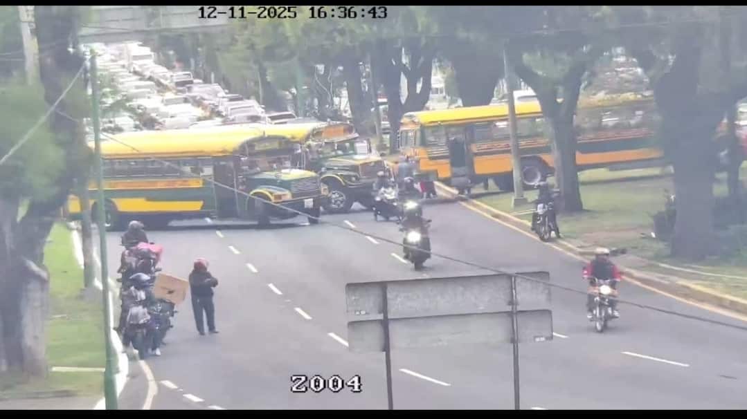 Encapuchados bloquean con buses en Bulevar Liberación zona 13