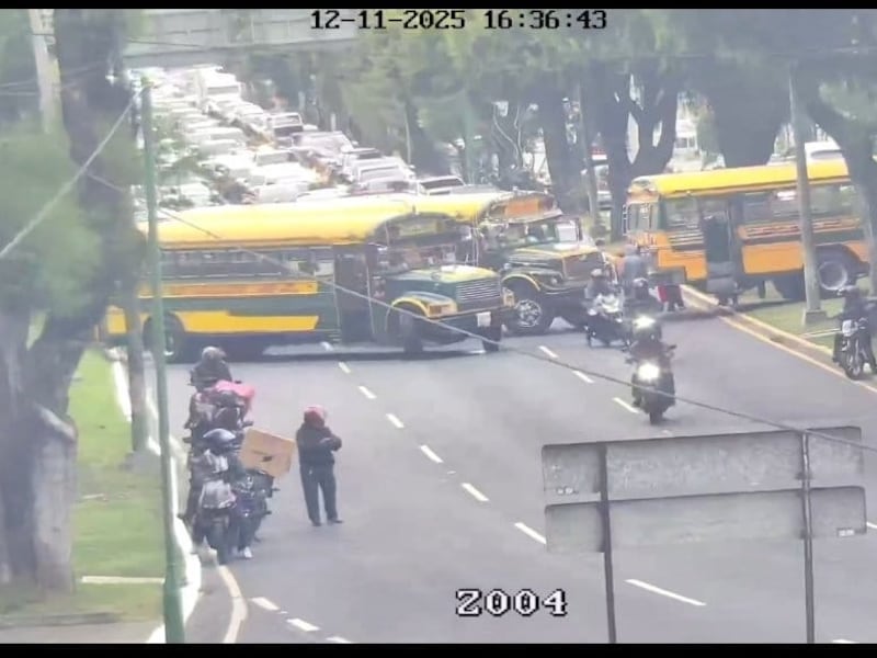 Encapuchados liberan bloqueo de buses en Bulevar Liberación zona 13