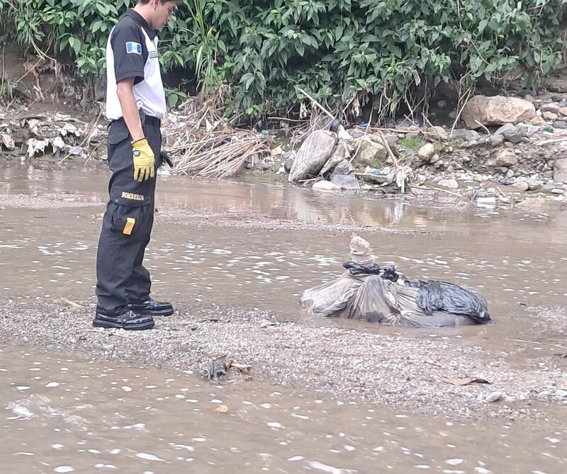 El cuerpo fue localizado en el río de aguas negras del sector. Foto: CBV