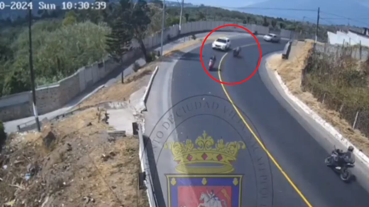 Motocicleta sale de carril e impacta con picop en Sacatepéquez