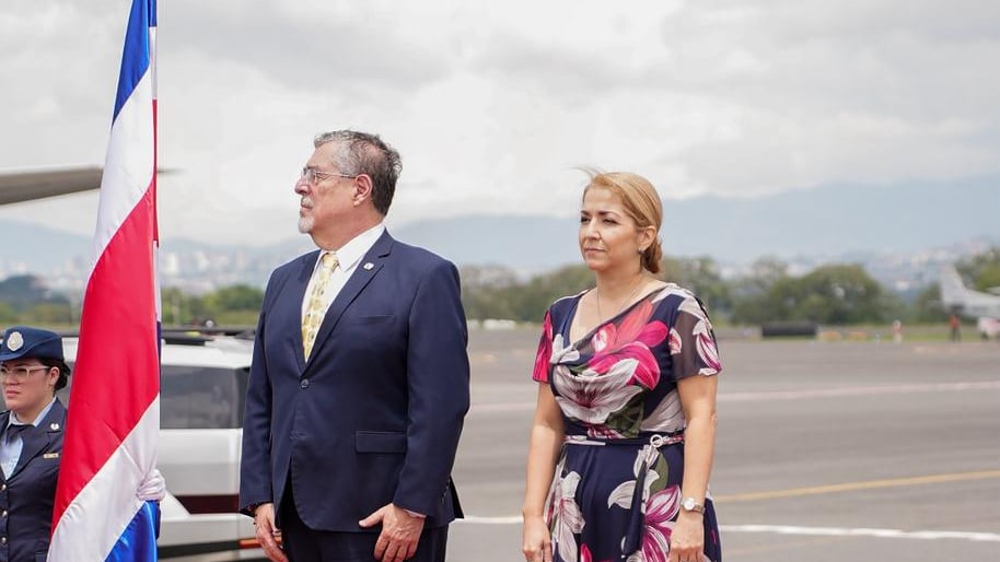 El presidente Bernardo Arévalo a su llegada a San José, Costa Rica.