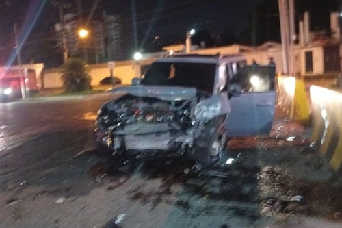 Abandonan camionetilla en zona 10 tras quedar destrozada por accidente