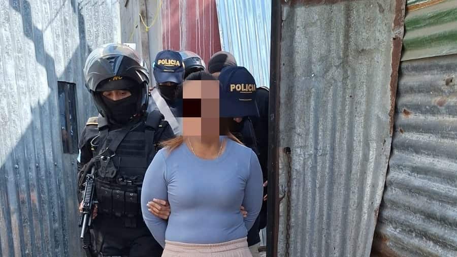 Alias "La Patrona" fue trasladada a un juzgado para solventar su situación. Foto: PNC