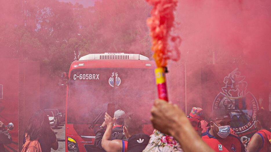 Así recibe la afición de Municipal a los jugadores del Deportivo Mixco