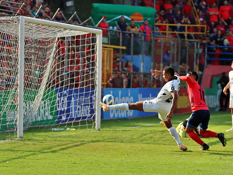 ¡Victoria y liderato! Comunicaciones vuelve a triunfar en El Trébol