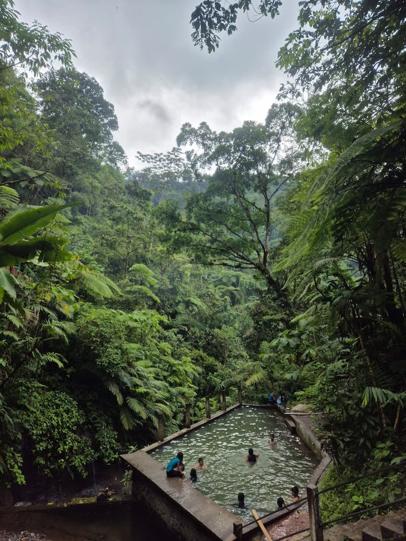 Durante el recorrido hacia las Cataratas de la Igualdad los turistas pueden hacer uso de tres nacimiento de agua caliente, baños jacuzzi, sanitarios y un área de restaurante.