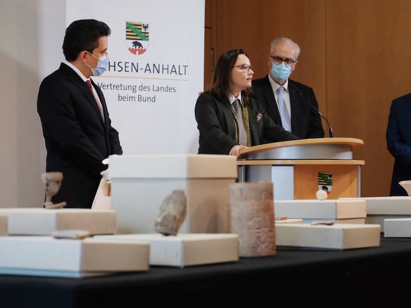 Alemania devuelve a Guatemala objetos y esculturas mayas descubiertos en una bodega