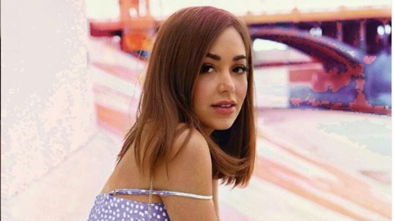 Caeli presume su trasero en una minifalda y es criticada por el Photoshop