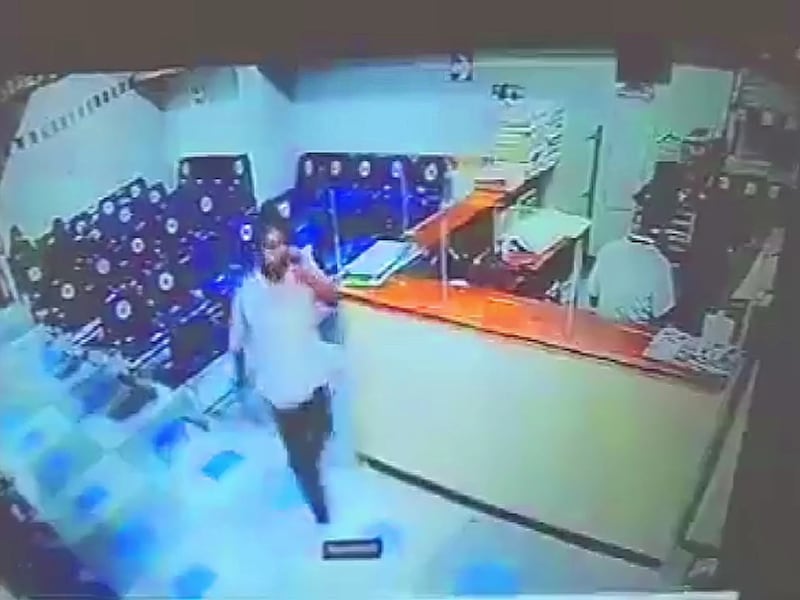 VIDEO. Cámaras graban el momento en que un empleado hurta medicina del Hospital San Juan de Dios